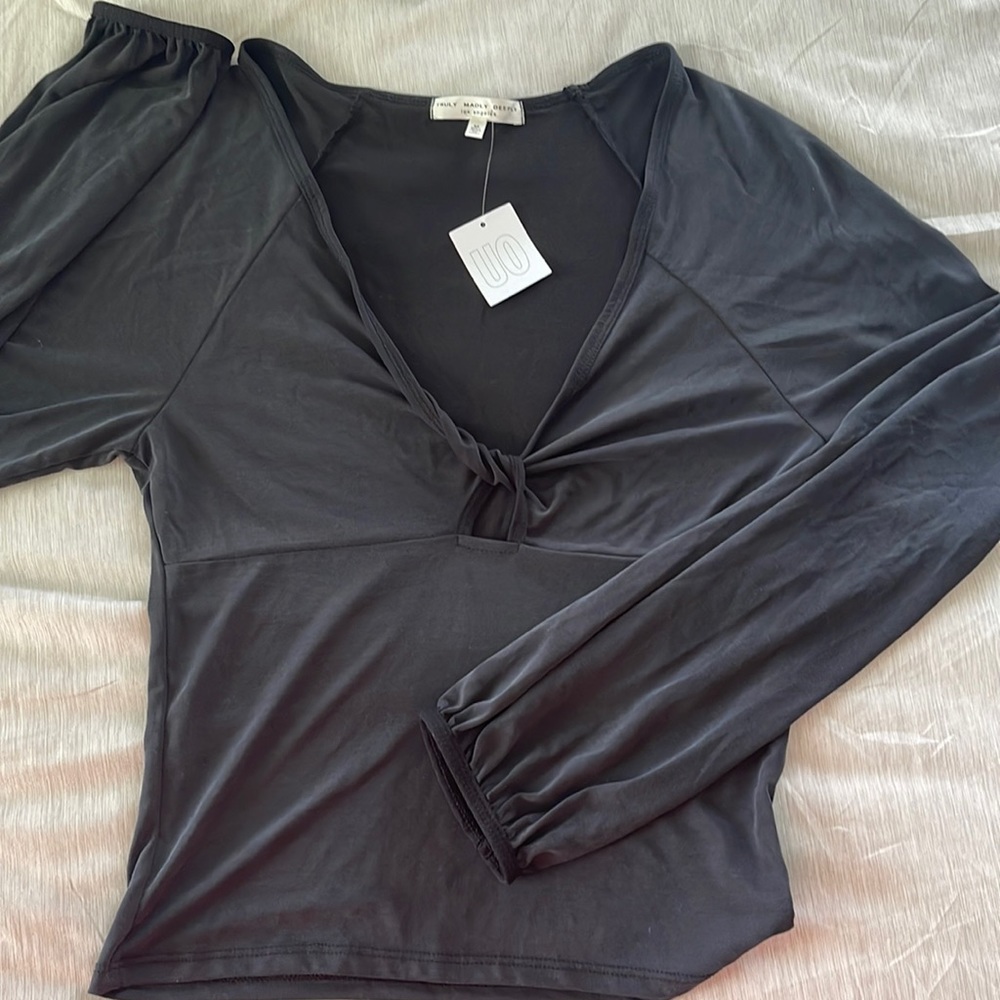 Black keyhole crop/long sleeve